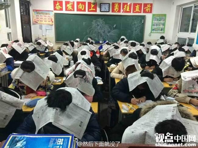 安徽某中学为防作弊出大招：学生头戴报纸答题(图)