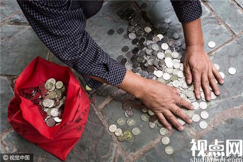 奇葩了！工资被发3000多元硬币 广东老板红了