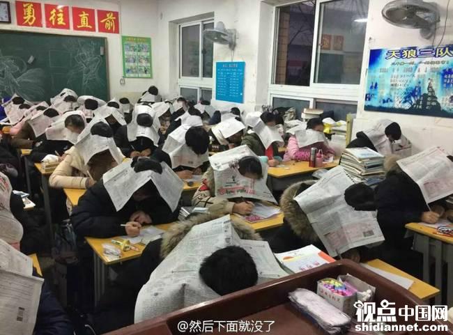 安徽某中学为防作弊出大招：学生头戴报纸答题(图)