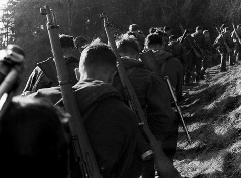 有个国家，两次世界大战保持中立，一直没有军队，但美国不敢惹它