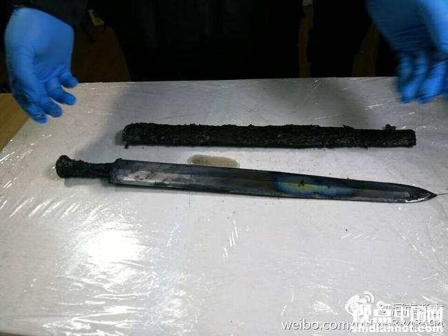 河南出土2000年前宝剑 网友：被出鞘寒光闪到了(图)