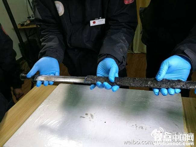 河南出土2000年前宝剑 网友：被出鞘寒光闪到了(图)