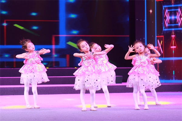 小舞裙艺术团首届&ldquo;校园舞蹈的春天&rdquo;在西安广播电视台演播厅举行