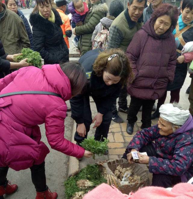 温暖：老太街边违规摆摊 城管变身“菜贩”帮吆喝