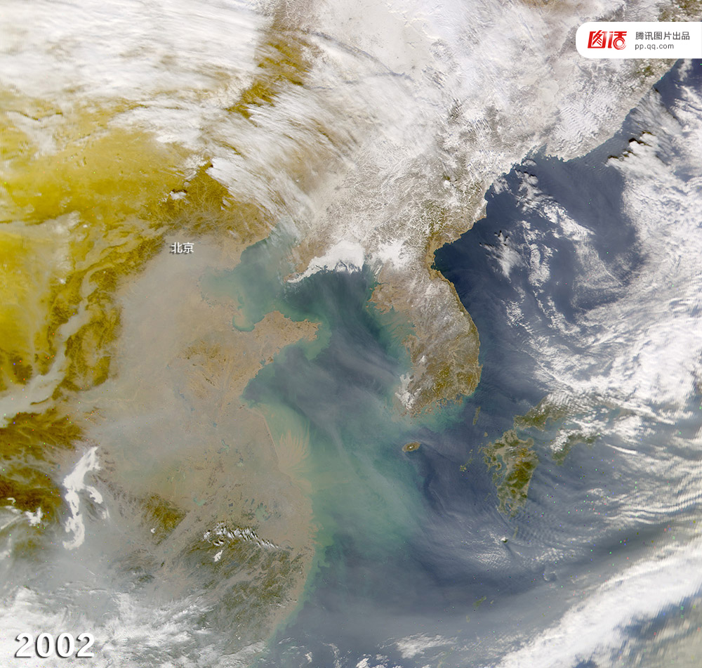 2002年1月11日。雾霾覆盖下,东部大部分地区变成不透明的灰色,几乎掩盖了地面的细节。北京是气溶胶污染最严重的地方。气溶胶在环境保护学科中的定义为悬浮在空气中的固态粒子或液态小滴物质的统称。气溶胶粒子能通过呼吸道进入人体,附着在呼吸道上,甚至进入肺部沉积下来,危害人的健康。(该图由海洋宽视场遥感器捕获)