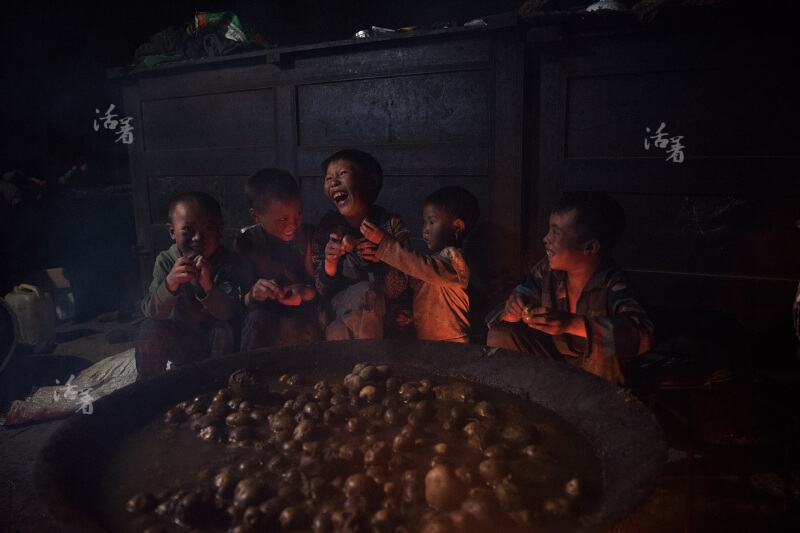 大凉山孩子的三餐 孩子偷吃猪食——记录中国最贫困地区的日常