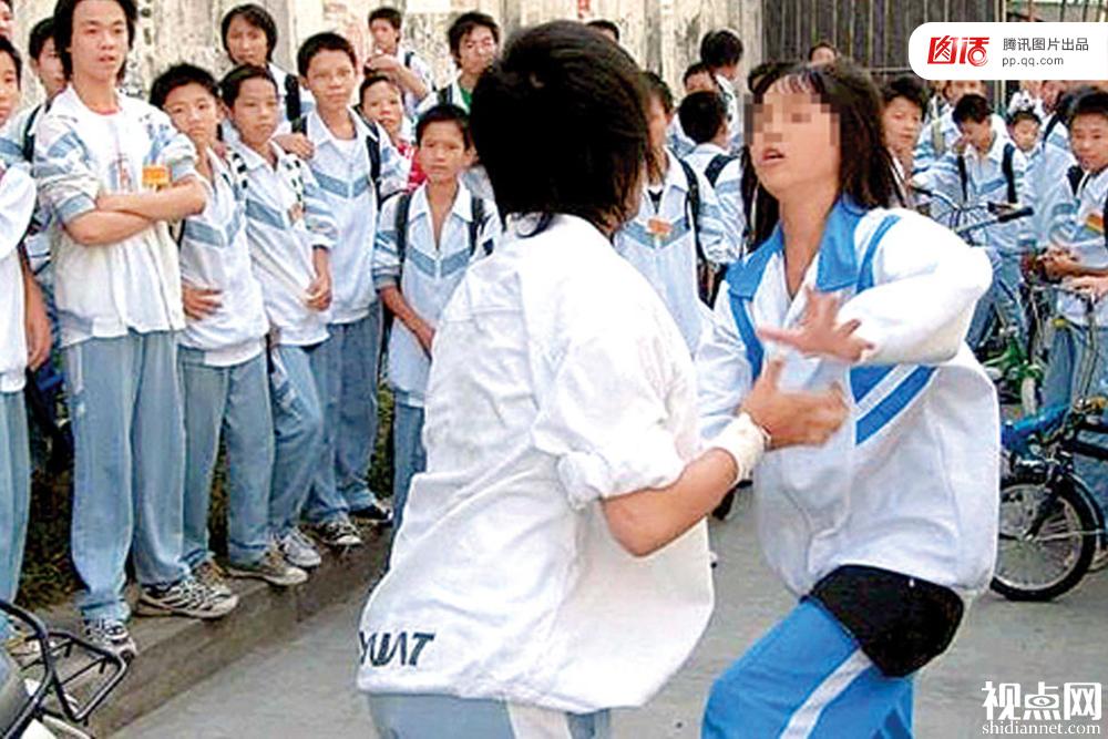今年6月最高人民法院发布一份《关于校园暴力案件的调研报告》中,对2013-2015年各级法院审结生效的100件校园暴力刑事案件进行了梳理。其中,已满十四不满十六周岁的被告人55人,占34.59%;已满十六不满十八周岁的被告人104人,占65.41%。图为一位围观的路人用手机拍摄下来的女中学生当街打架的画面。