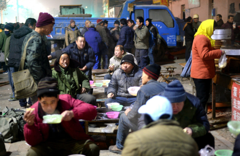 冬季建筑工地用工量大幅减少,每当有雇主前来招人,农民工都蜂拥而上,寻找就业的机会,平时早上6点多有一半以上的人找到了工作,而现在只有三分之一。为了增加农民工的就业途径,辖区办事处设置了免费的中介服务中心,为农民工提供长期工作,而前来求职的并不多,多数担心长期工会出现拖欠工资难讨要的情况。