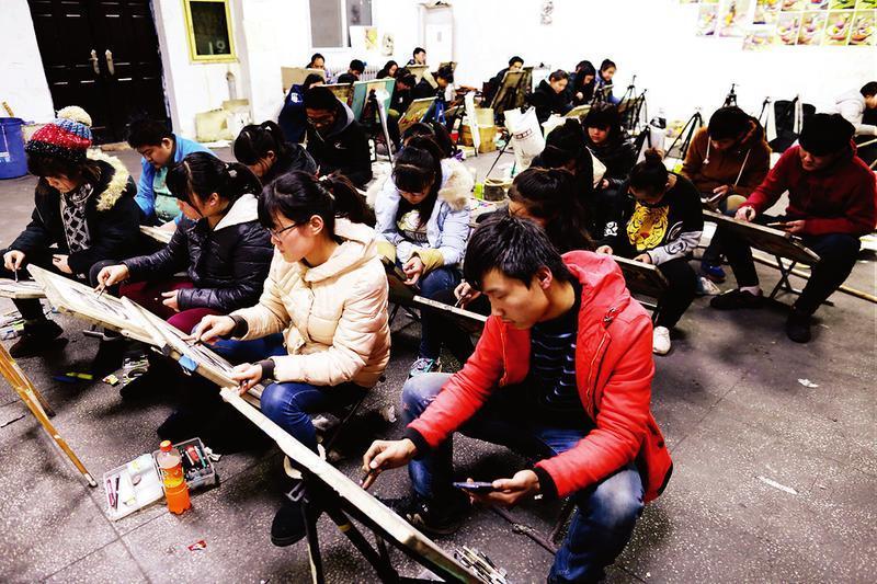 而这些学生多是从高一或高二开始接触绘画,在联考前半年时间里,进行突击式培训和练画,每天除了吃饭睡觉,剩下的时间全部给了画笔和画板。考前冲刺阶段的孩子们往往每天要练习十四五个小时。