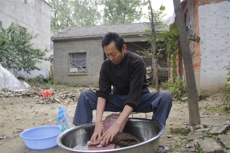 家里有些重一点的活都是女儿帮忙做,平时,自己在家里也就给母亲和妻子做些洗衣做饭、拿药端茶之类的轻活。