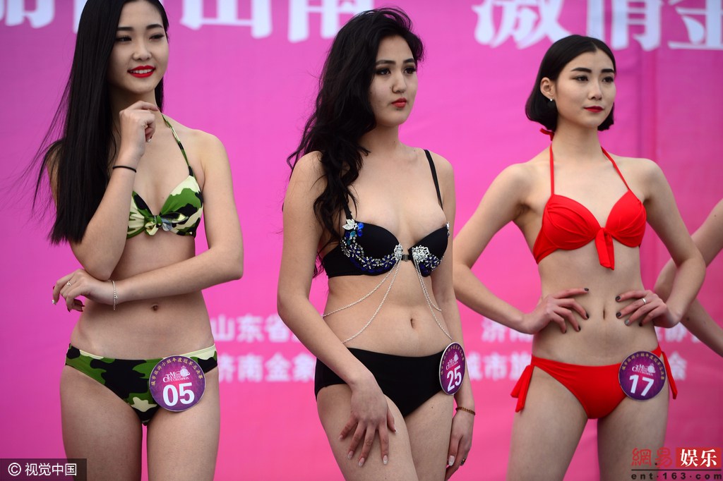 2016城市旅游小姐中国区总决赛女生寒冬穿比基尼 抱团取暖