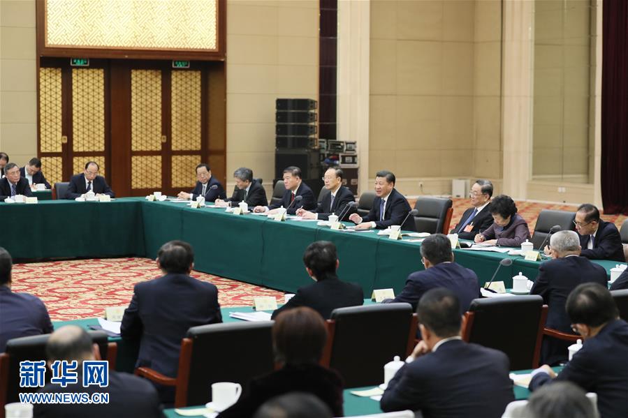 3月4日下午,中共中央总书记、国家主席、中央军委主席习近平看望参加全国政协十二届五次会议的民进、农工党、九三学社委员,并参加联组会,听取意见和建议。中共中央政治局常委、全国政协主席俞正声参加看望和讨论。新华社记者 鞠鹏 摄