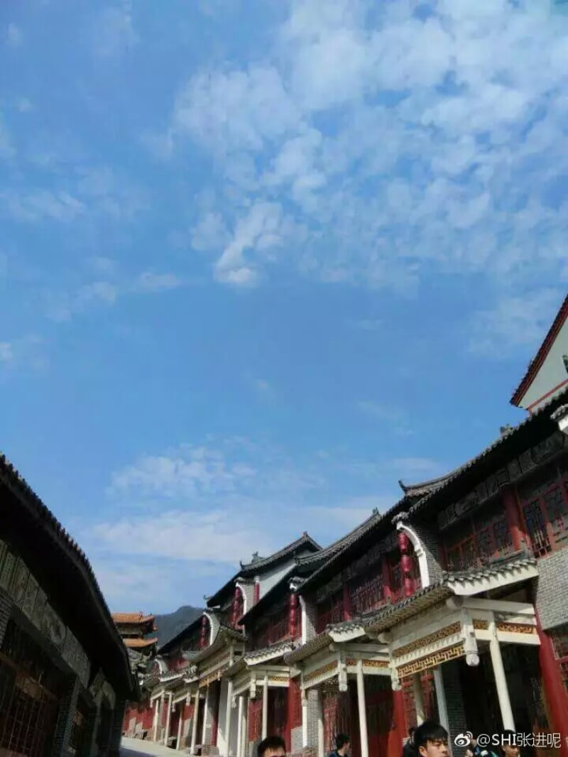 近日,网友爆料:华东交通大学理工学院靖安校区的建筑十分雄伟,装潢和古代皇宫类似。华东交大理工学院工作人员称,把校区建成仿古模式是想通过展示中国传统文化,打造一个亮点来供学生艺术写生和培训。图片来源微博:SHI张进呢