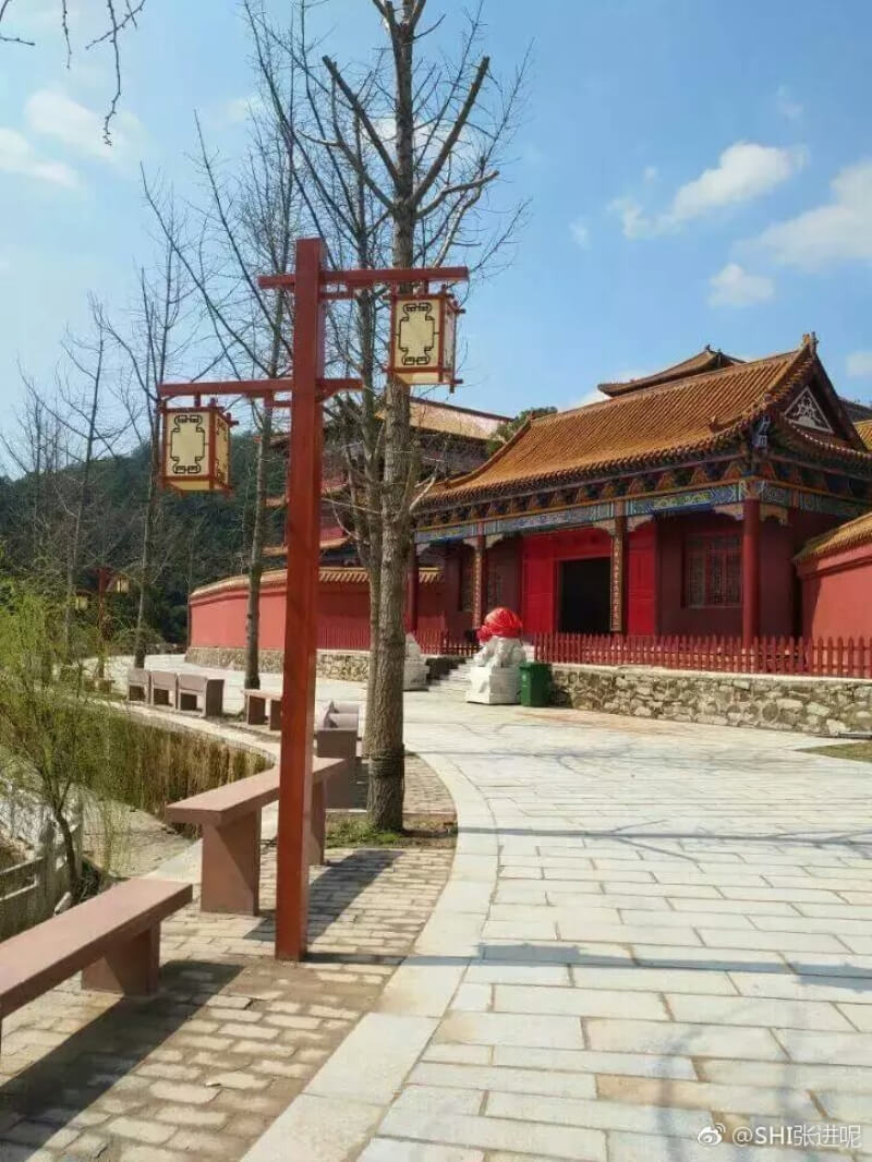 近日,网友爆料:华东交通大学理工学院靖安校区的建筑十分雄伟,装潢和古代皇宫类似。华东交大理工学院工作人员称,把校区建成仿古模式是想通过展示中国传统文化,打造一个亮点来供学生艺术写生和培训。图片来源微博:SHI张进呢