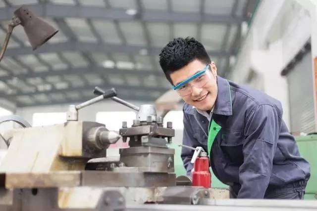 这个职业全国缺口近1000万 中央明确提高待遇