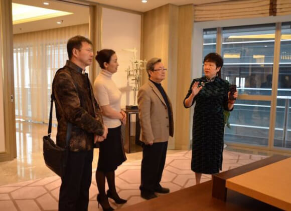 万众地产营销总监古素青女士带肖云儒老师及企业家参观万众国际项目