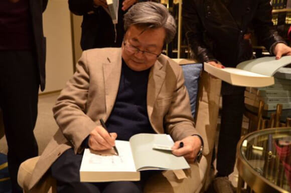 肖云儒老师现场签书《走过》
