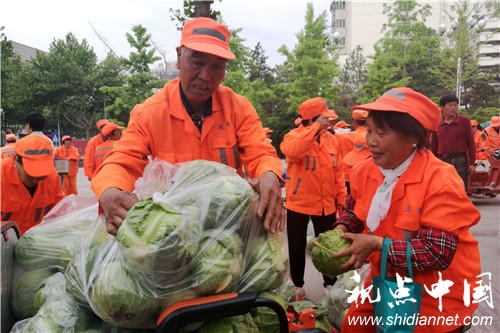 德力森原浆啤酒运营团队援助滞销菜农 情暖百姓生活