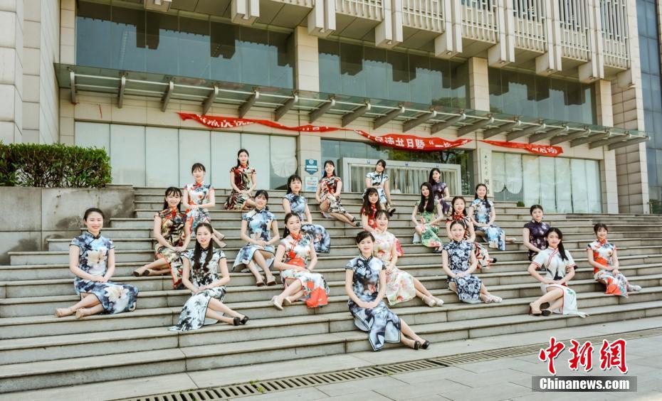5月13日,中南大学湘雅护理学院护理1301班女生身着旗袍迈着优雅的步伐在校园内拍起了毕业照,这场以“中国风”为主题的毕业照吸引了众多师生的围观,女生们用这种方式展现东方女性的魅力。郑晓光摄