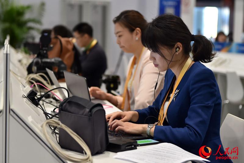5月13日,在“一带一路”国际合作高峰论坛新闻中心,各国女记者们的忙碌身影格外引人注目。她们的专业和敬业,树立起一道巾帼不让须眉的风景线。(人民网记者 翁奇羽 摄)