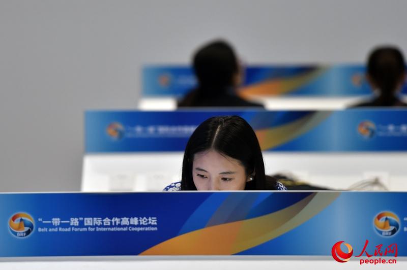 5月13日,在“一带一路”国际合作高峰论坛新闻中心,各国女记者们的忙碌身影格外引人注目。她们的专业和敬业,树立起一道巾帼不让须眉的风景线。(人民网记者 翁奇羽 摄)