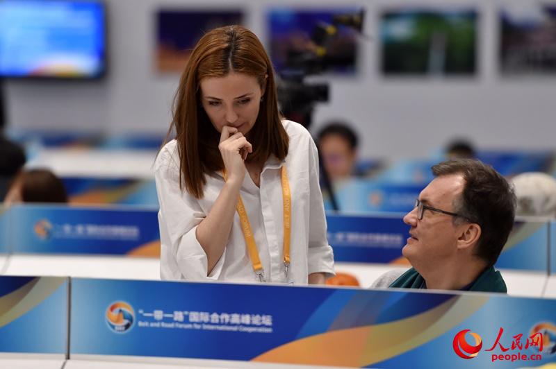 5月13日,在“一带一路”国际合作高峰论坛新闻中心,各国女记者们的忙碌身影格外引人注目。她们的专业和敬业,树立起一道巾帼不让须眉的风景线。(人民网记者 翁奇羽 摄)