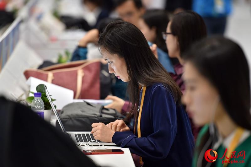 5月13日,在“一带一路”国际合作高峰论坛新闻中心,各国女记者们的忙碌身影格外引人注目。她们的专业和敬业,树立起一道巾帼不让须眉的风景线。(人民网记者 翁奇羽 摄)