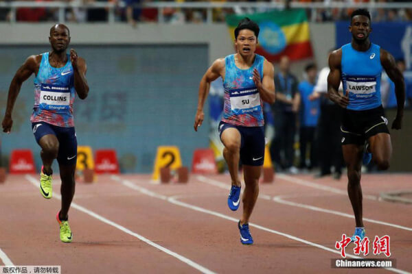 百米飞人大战 苏炳添力压罗杰斯10秒09夺冠