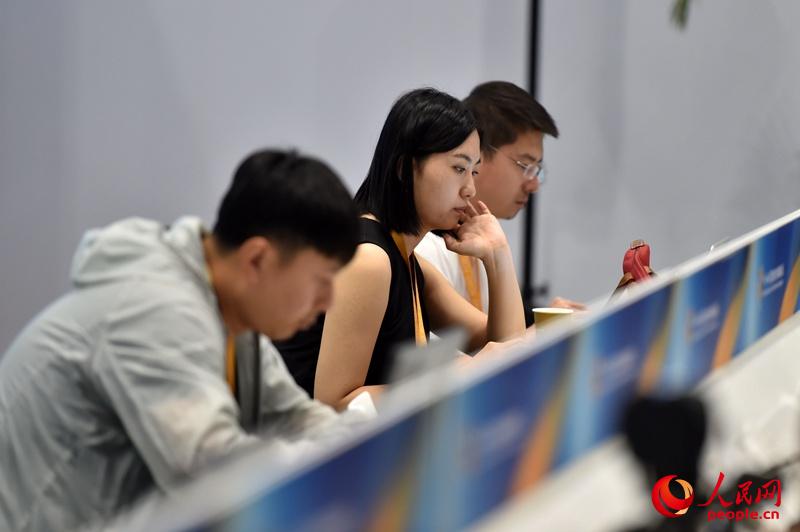 5月13日,在“一带一路”国际合作高峰论坛新闻中心,各国女记者们的忙碌身影格外引人注目。她们的专业和敬业,树立起一道巾帼不让须眉的风景线。(人民网记者 翁奇羽 摄)