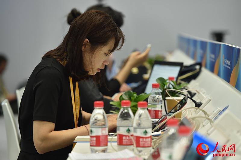 5月13日,在“一带一路”国际合作高峰论坛新闻中心,各国女记者们的忙碌身影格外引人注目。她们的专业和敬业,树立起一道巾帼不让须眉的风景线。(人民网记者 翁奇羽 摄)