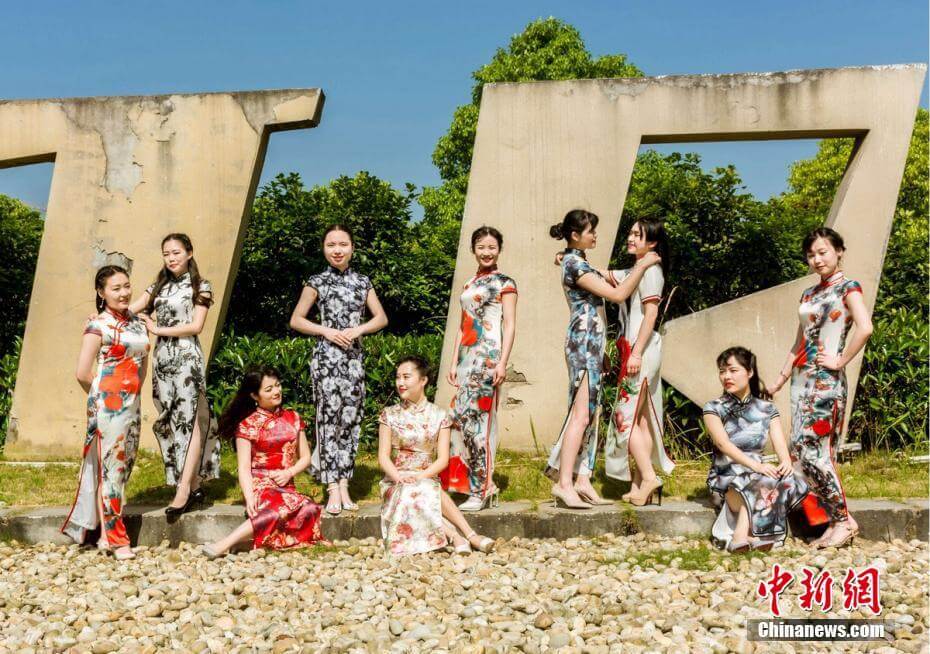 5月13日,中南大学湘雅护理学院护理1301班女生身着旗袍迈着优雅的步伐在校园内拍起了毕业照,这场以“中国风”为主题的毕业照吸引了众多师生的围观,女生们用这种方式展现东方女性的魅力。郑晓光摄