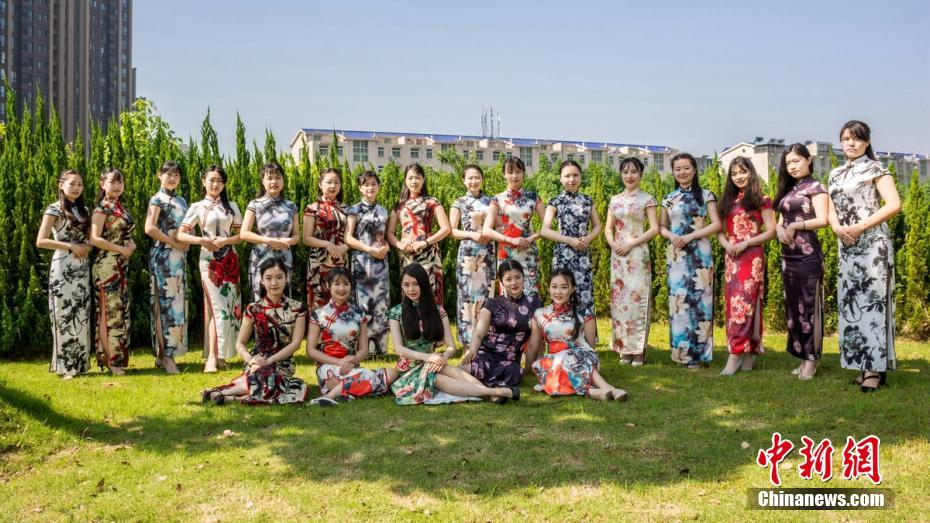5月13日,中南大学湘雅护理学院护理1301班女生身着旗袍迈着优雅的步伐在校园内拍起了毕业照,这场以“中国风”为主题的毕业照吸引了众多师生的围观,女生们用这种方式展现东方女性的魅力。郑晓光摄