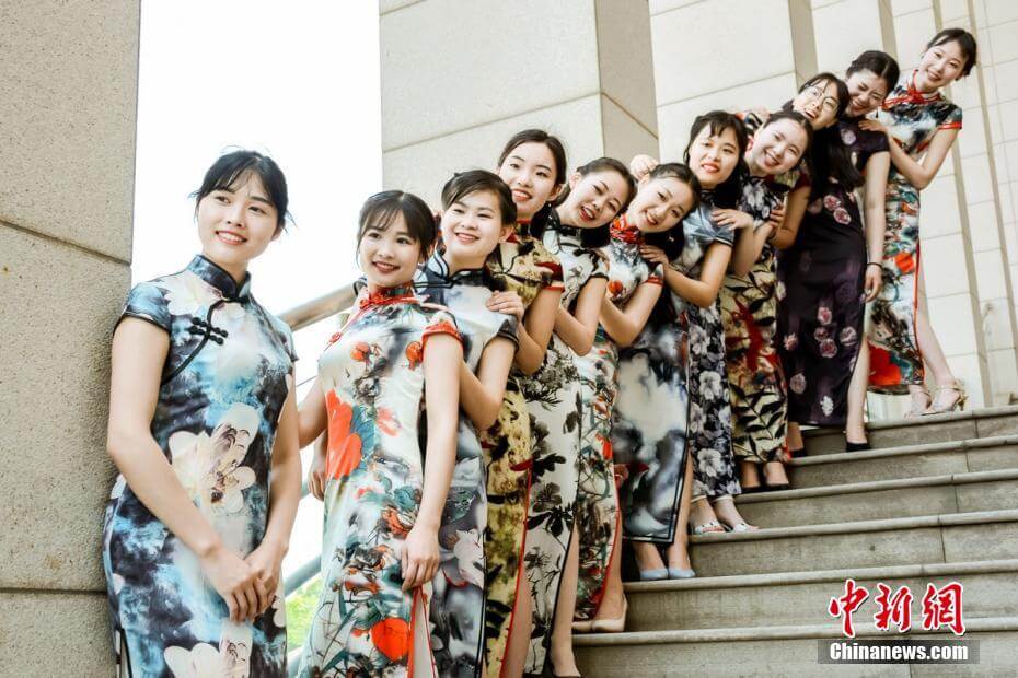 5月13日,中南大学湘雅护理学院护理1301班女生身着旗袍迈着优雅的步伐在校园内拍起了毕业照,这场以“中国风”为主题的毕业照吸引了众多师生的围观,女生们用这种方式展现东方女性的魅力。郑晓光摄