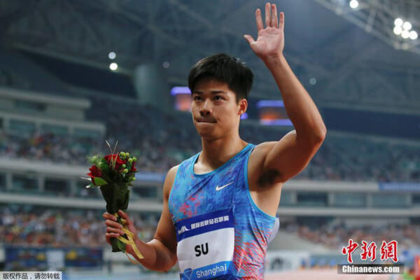 百米飞人大战 苏炳添力压罗杰斯10秒09夺冠
