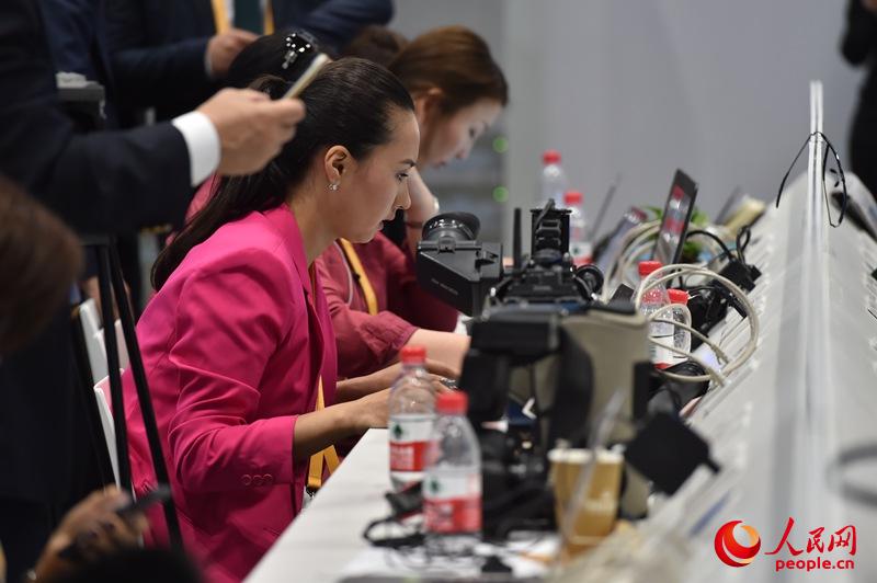 5月13日,在“一带一路”国际合作高峰论坛新闻中心,各国女记者们的忙碌身影格外引人注目。她们的专业和敬业,树立起一道巾帼不让须眉的风景线。(人民网记者 翁奇羽 摄)