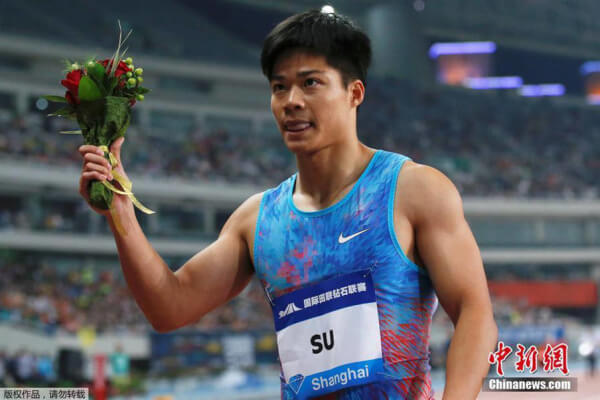 百米飞人大战 苏炳添力压罗杰斯10秒09夺冠