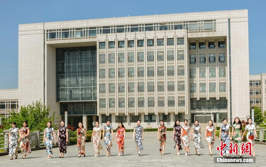 5月13日,中南大学湘雅护理学院护理1301班女生身着旗袍迈着优雅的步伐在校园内拍起了毕业照,这场以“中国风”为主题的毕业照吸引了众多师生的围观,女生们用这种方式展现东方女性的魅力。郑晓光摄