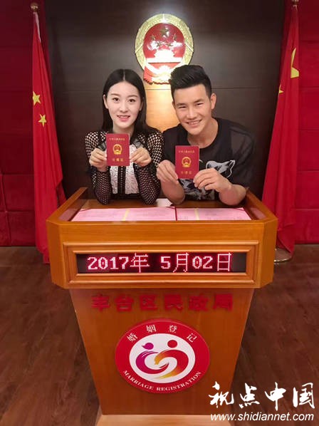 小兵张嘎扮演者谢孟伟家乡办婚礼 娇妻真漂亮!