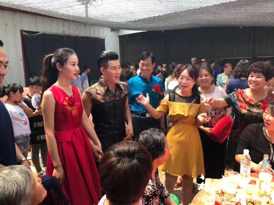 小兵张嘎扮演者谢孟伟家乡办婚礼 娇妻真漂亮!