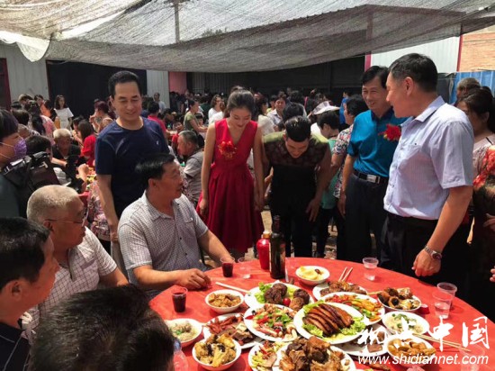 小兵张嘎扮演者谢孟伟家乡办婚礼 娇妻真漂亮!