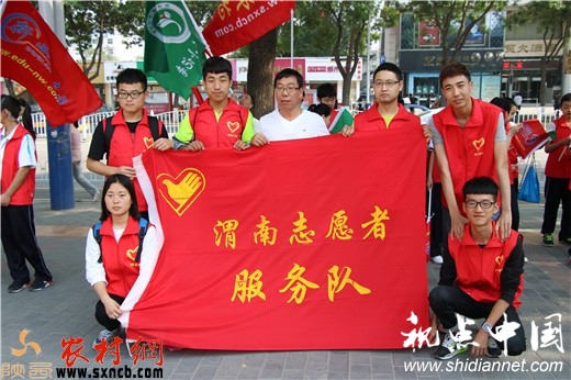 近700<a href=https://www.shidiannet.com/zt/shaanxi/ target=_blank class=infotextkey>陕西</a>春芽小记者渭南街头倡导&ldquo;烟不腾空蒂不落地&rdquo;