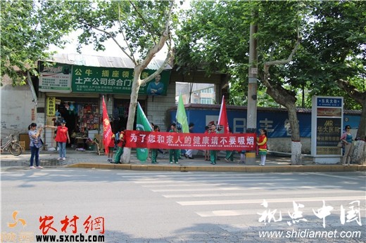 近700<a href=https://www.shidiannet.com/zt/shaanxi/ target=_blank class=infotextkey>陕西</a>春芽小记者渭南街头倡导&ldquo;烟不腾空蒂不落地&rdquo;