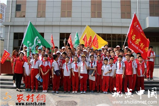 近700<a href=https://www.shidiannet.com/zt/shaanxi/ target=_blank class=infotextkey>陕西</a>春芽小记者渭南街头倡导&ldquo;烟不腾空蒂不落地&rdquo;