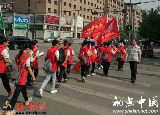 近700<a href=https://www.shidiannet.com/zt/shaanxi/ target=_blank class=infotextkey>陕西</a>春芽小记者渭南街头倡导&ldquo;烟不腾空蒂不落地&rdquo;