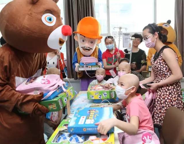 5月31日，以&ldquo;关爱白血病患儿，英雄能量就在身边&rdquo;为主题，<a href=https://www.shidiannet.com/zt/shaanxi/ target=_blank class=infotextkey>陕西</a>省红十字基金会在唐都医院、西安市儿童医院同时开展贫困白血病患儿探访活动。