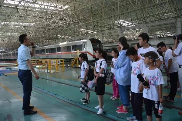 孩子们参观地铁控制室