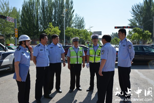 护航高考 <a href=https://www.shidiannet.com/zt/jingbian/ target=_blank class=infotextkey>靖边</a>百余名交警在行动