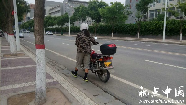 高考小插曲:看<a href=https://www.shidiannet.com/zt/jingbian/ target=_blank class=infotextkey>靖边</a>交警如何劝阻外籍男误闯高考警戒区