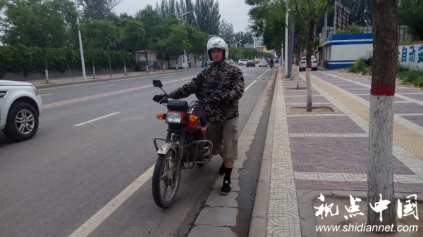 高考小插曲:看<a href=https://www.shidiannet.com/zt/jingbian/ target=_blank class=infotextkey>靖边</a>交警如何劝阻外籍男误闯高考警戒区