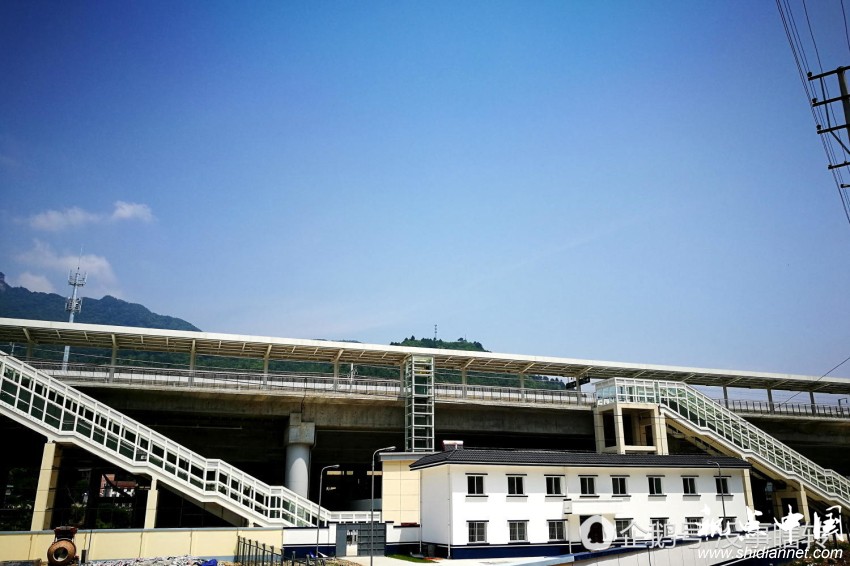 西成高铁佛坪车站整体悬空,位于两座山之间,一块面积不大平地上起的高架车站,两边绿水青山。